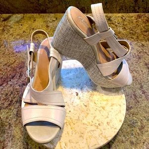 Clarks Artisan Women’s 3.5 inch fabric covered heel, leather wedge/platform